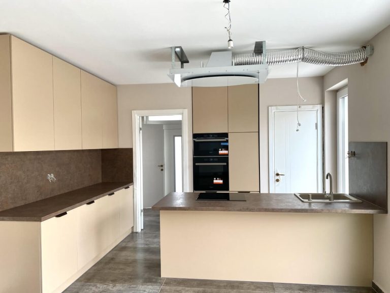 Homokszín matt konyhabútor konyhaszigettel és beépített sütőtoronnyyal – Grafit Bútor Szeged