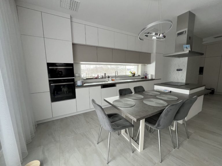 Egyedi konyhabútor Szeged – kéttónusos fehér-taupe konyha panoramaablakkal és kör lampával